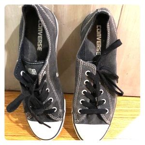 Grey low top converse, women’s Sz 7